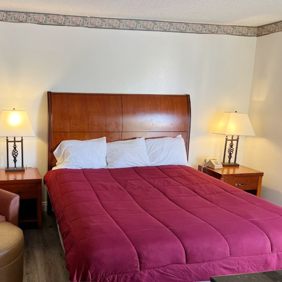 King Bed Room - American Inn Perris