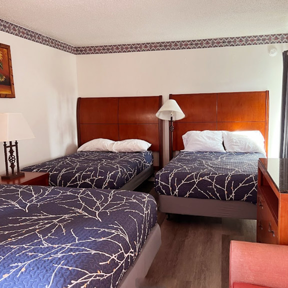 Three-Queen Quadruple Room - American Inn Perris